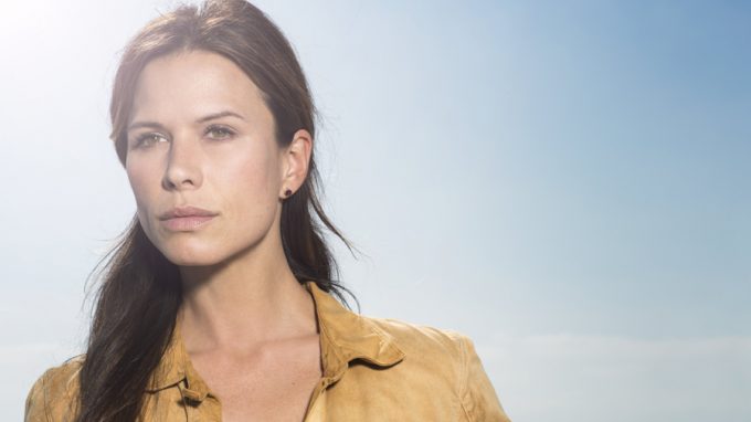 ローナ・ミトラ（Rhona Mitra）